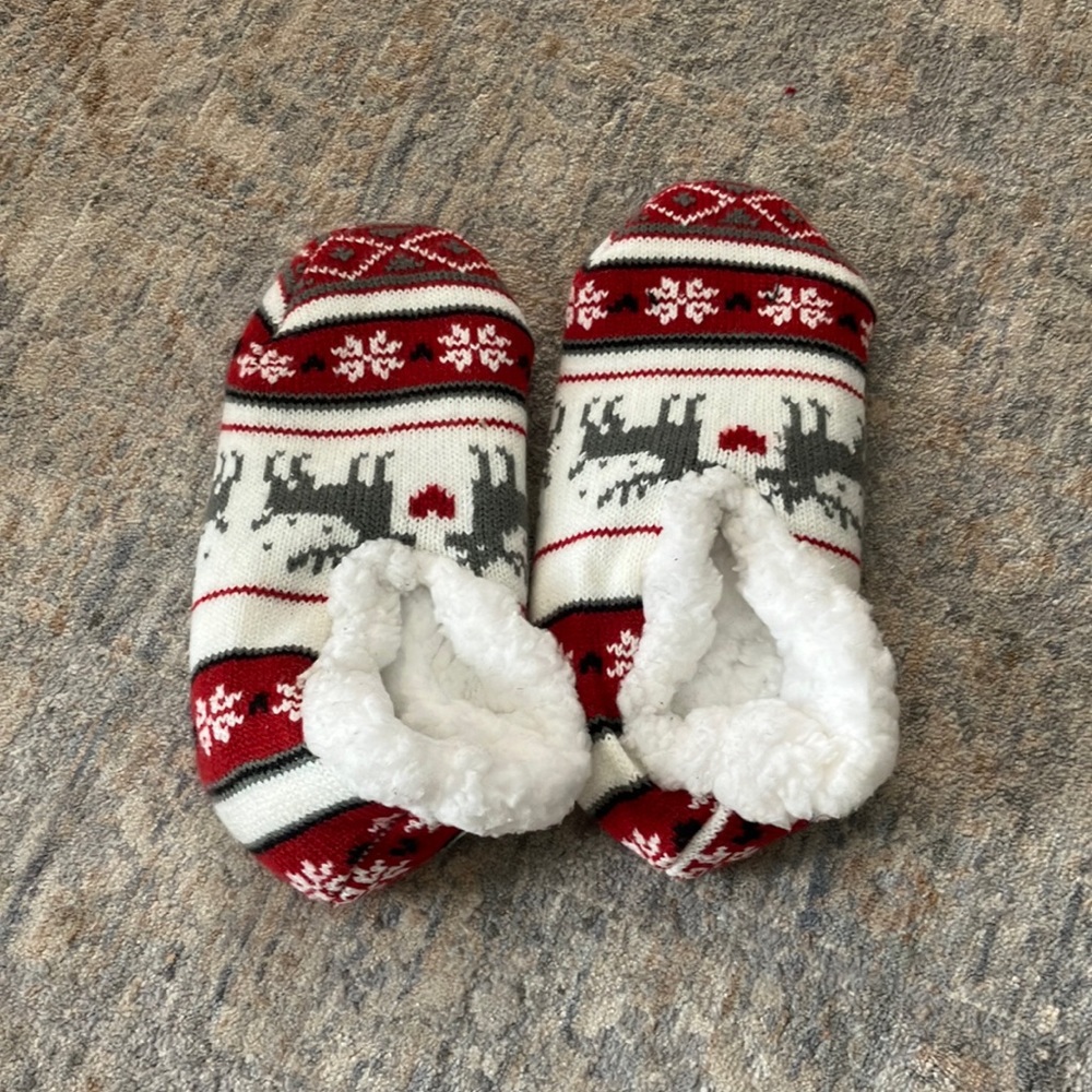 NWOT Moose slippers w/anti slip bottoms